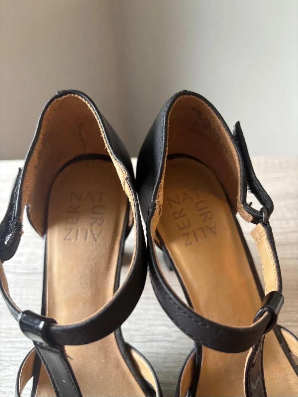 Naturalizer Black T-Strap Strappy Heeled Sandals Women’s Size 8.5